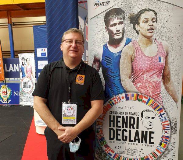 Joël Coffard devant le kakemono du Grand Prix de France à Nice
