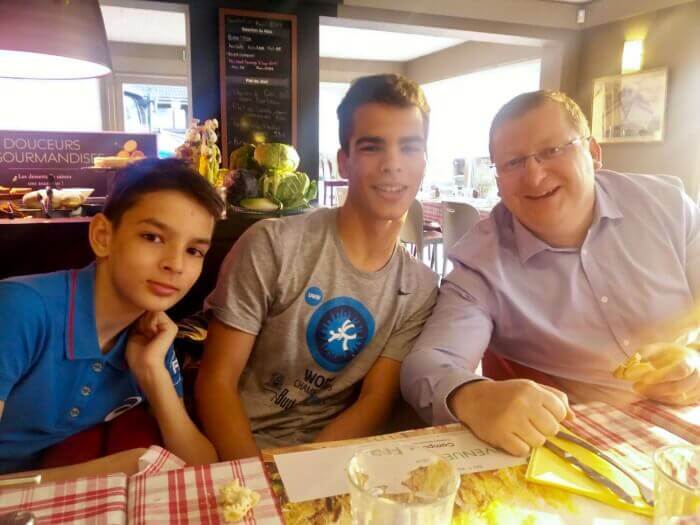 Deux lutteurs du club et l'arbitre international au restaurant